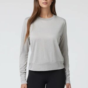 Vuori Womens Daydream Crew Neck Shirt Sz XS Heather Grey Long Sleeve Activewear